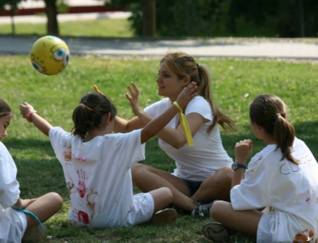 Jugando a la pelota sobre la hierba